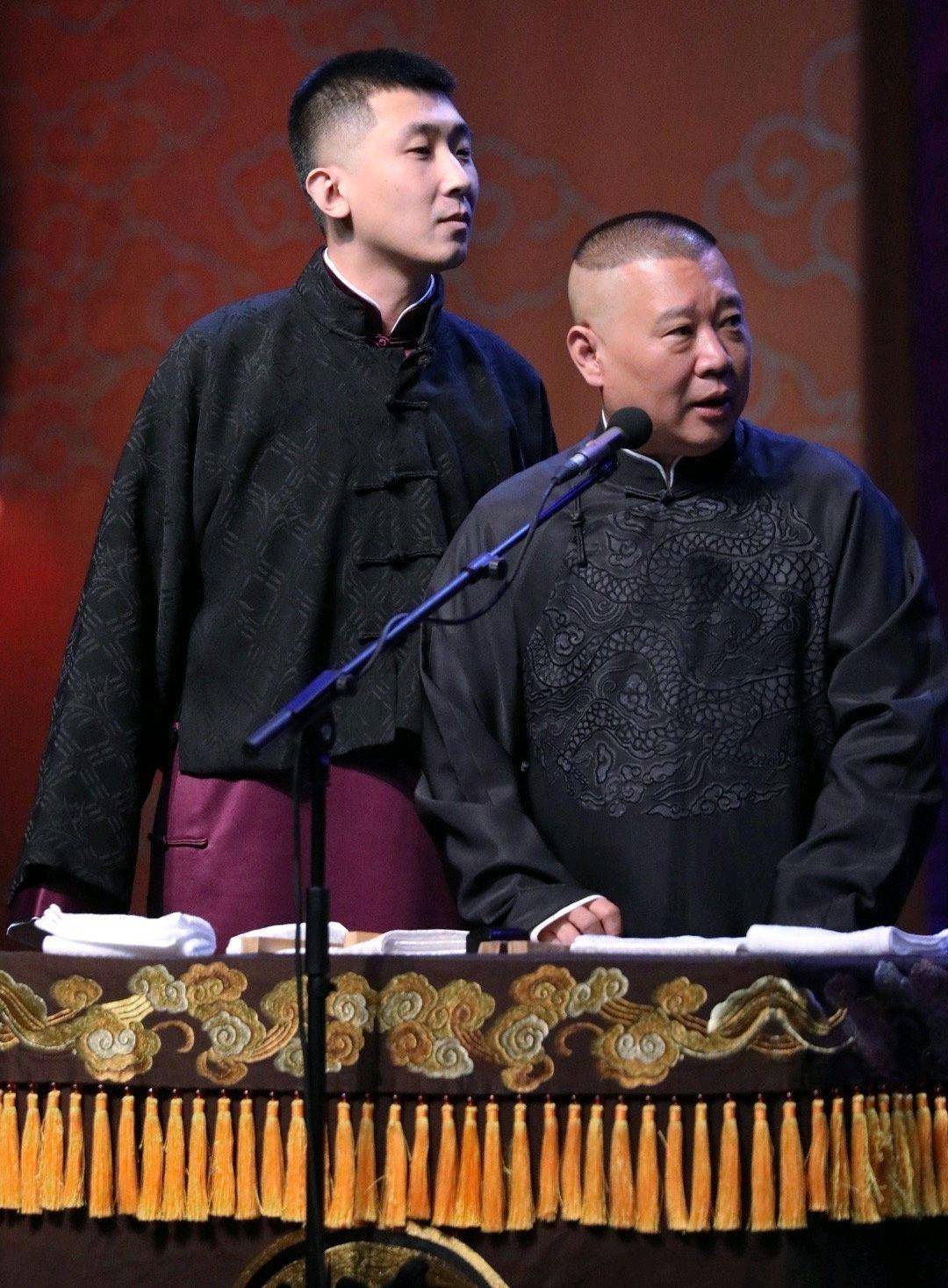 德云社开箱,郭德纲表示看谁都像郭麒麟!