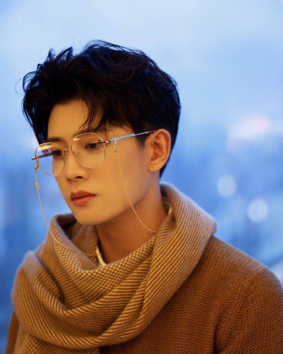任嘉伦身穿驼色羊绒衫,一副金丝眼镜,造型儒雅帅气,像贵气少爷_毛衣