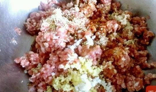 葱姜切末,荸荠去皮切碎末1.