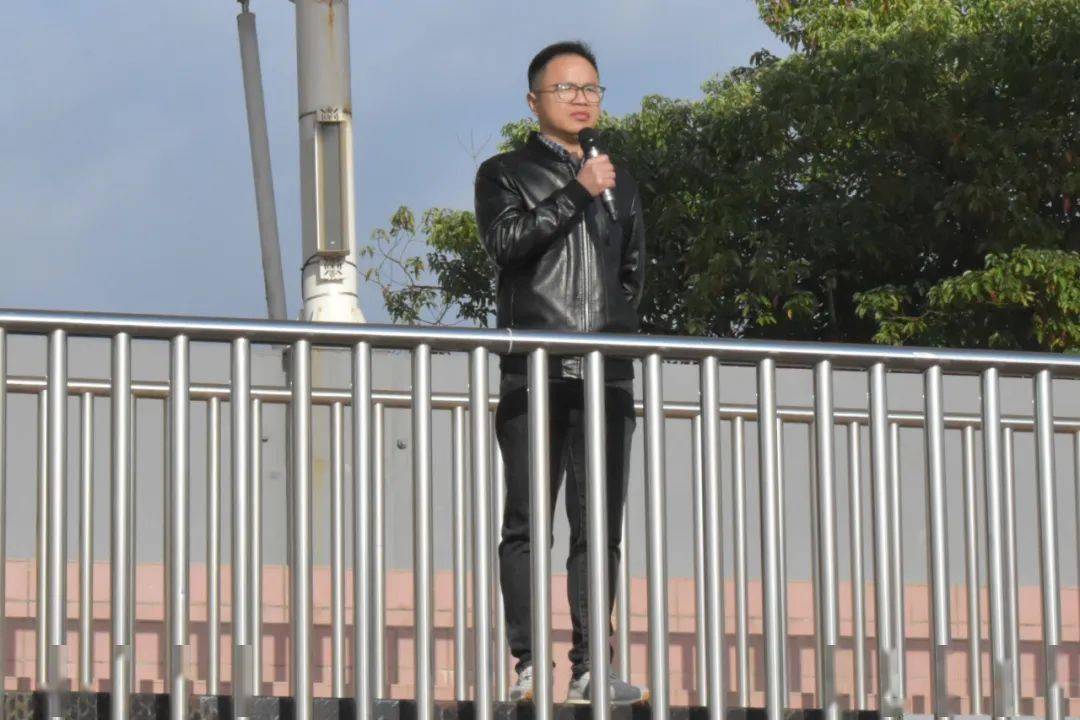 国旗下讲话踏着晨曦,迎着朝阳,校国旗仪仗队护卫着鲜艳的五星红旗,迈