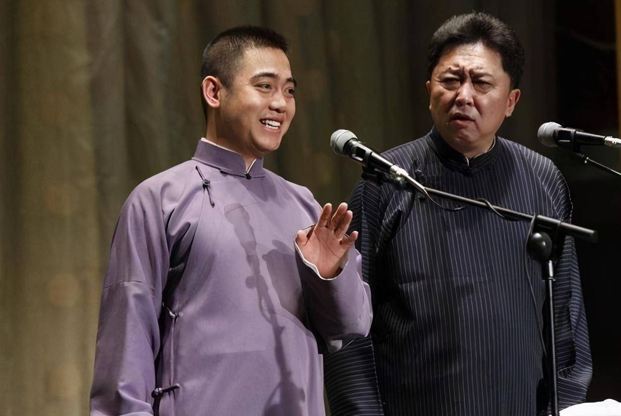 孔云龙和烧饼在大年三十点鞭炮,由于点燃了孔云龙又扒头去看,一下子就