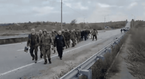 俄乌新一轮换俘，50名重伤俄军飞抵莫斯科，乌军战俘刚过桥就翻脸