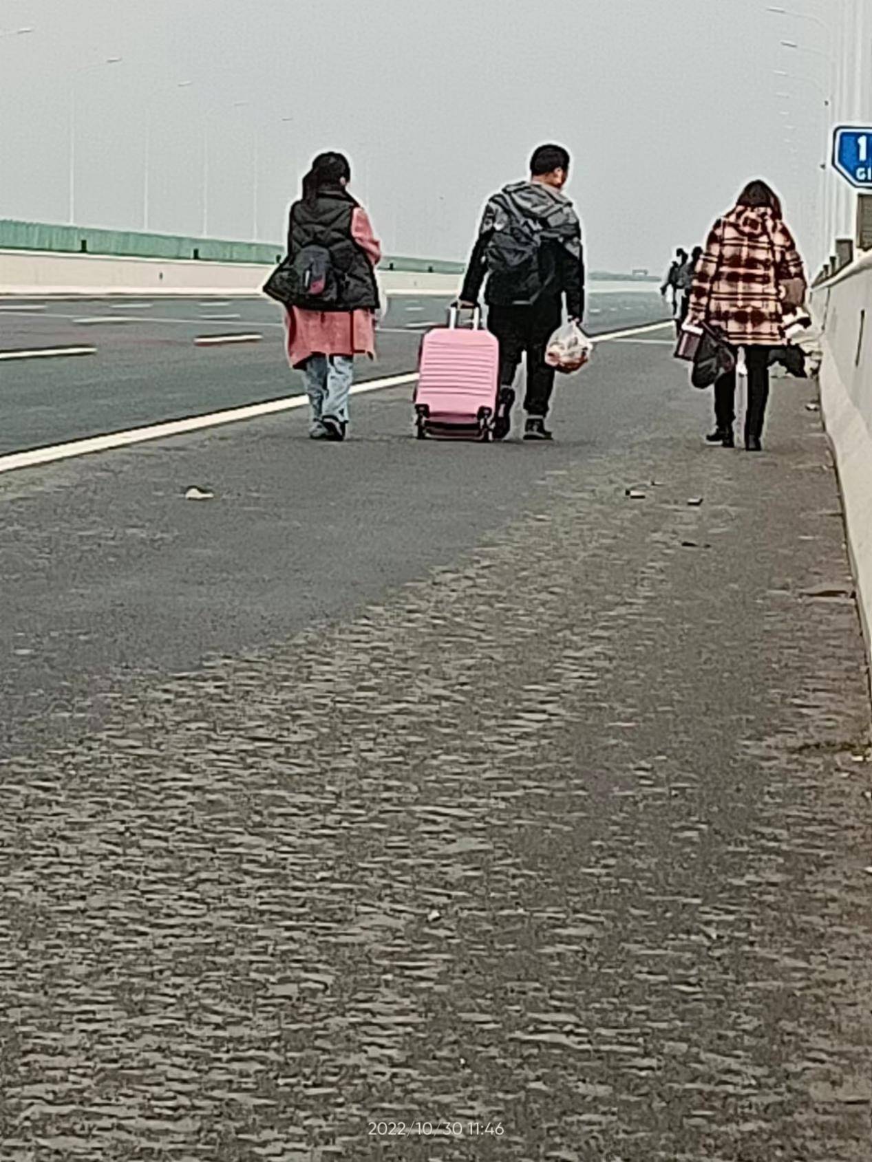 19岁女孩从富士康走16小时回家 脚磨出泡同伴没抛弃 有人送物资