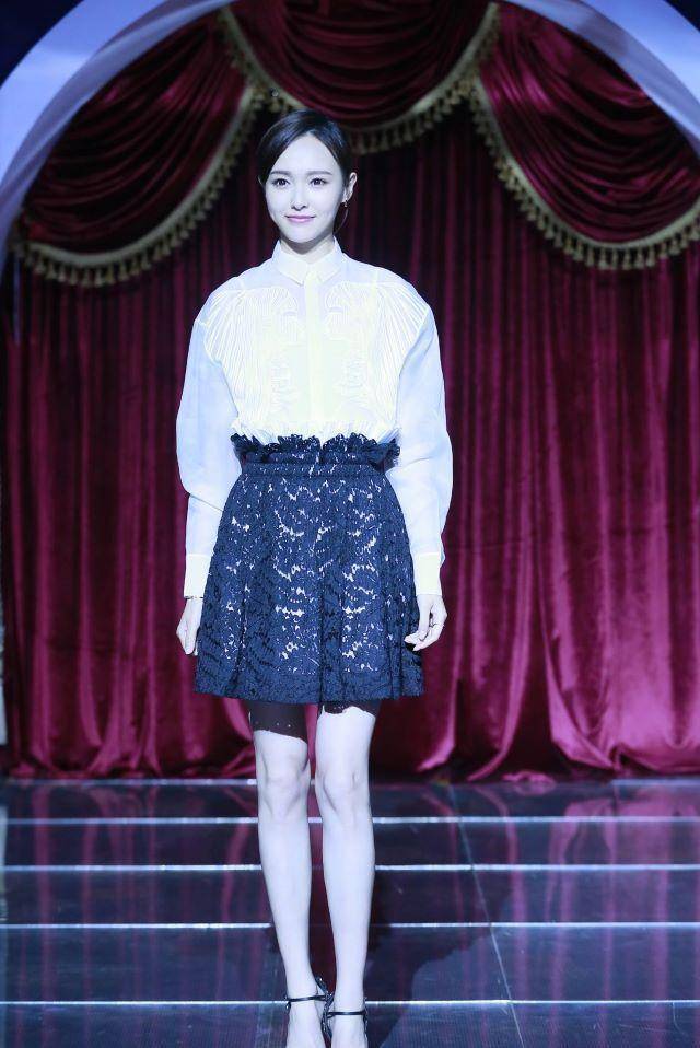 穿蓝裙难挡微胖身材,暴露小肚子好尴尬_的设计_连衣裙_蓝色