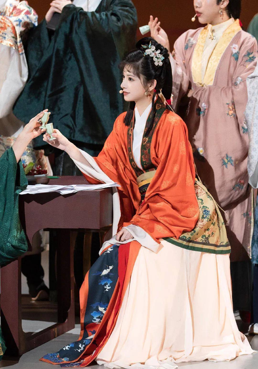 王怡人饰演的史湘云小家碧玉娴静温婉,红衣古装尽显东方古典韵味,状态