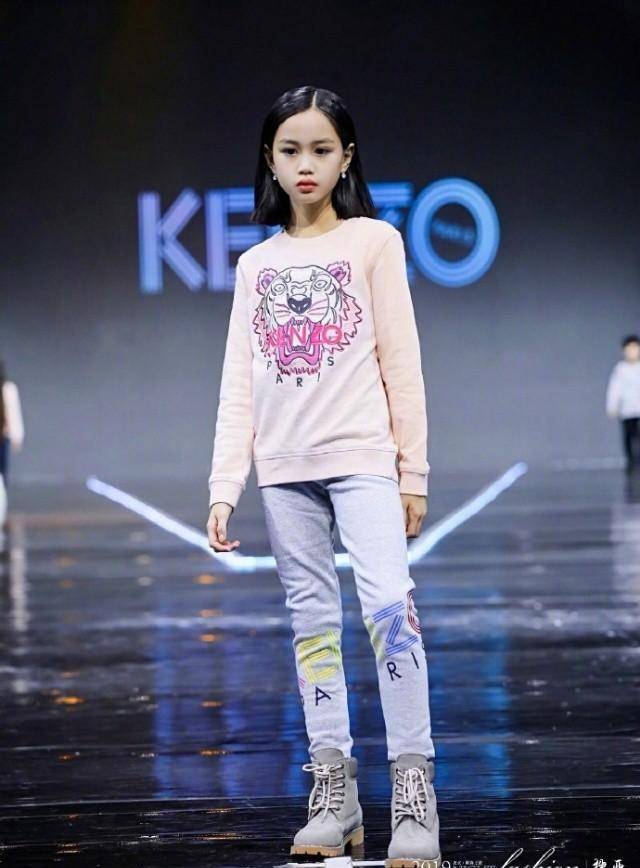 岁的长女yasmine改名严淑晴→张敏钧,12岁的次女jaden严稚晴→张思捷