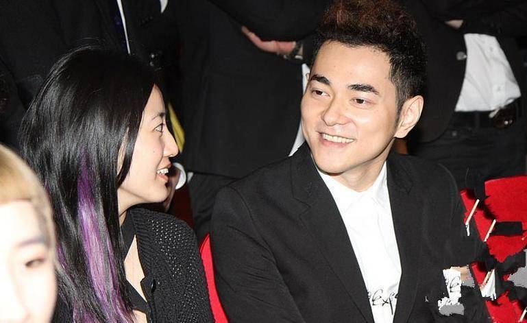 唐笑接受采访时说:"我的公公婆婆都是鞍钢的工人,我老公是双胞胎,在