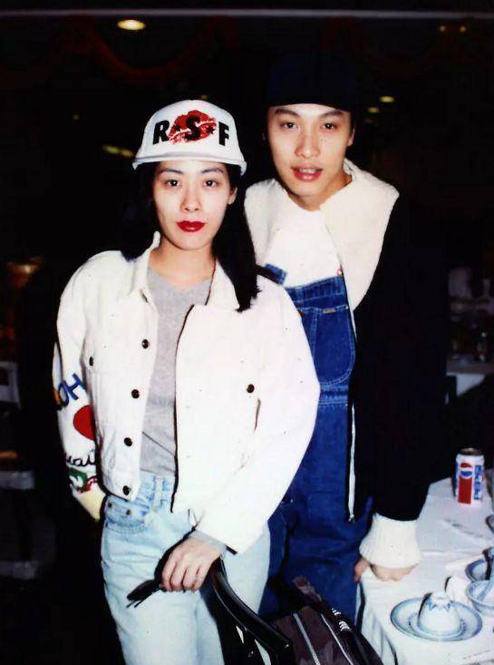 张国荣和梅艳芳本来是对她给予了厚望的,但因为要到了签名,关淑怡半