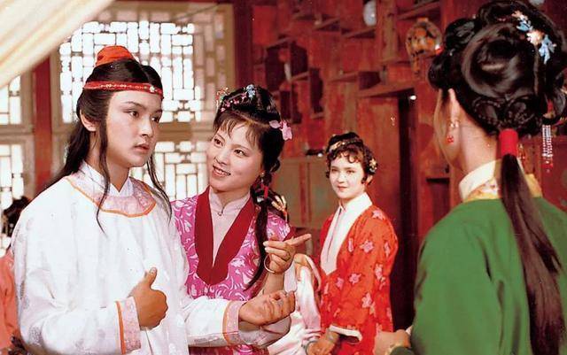 贾府中,最爱吃醋的不是王熙凤,而是一个摆不清身份的小丫鬟_宝玉_袭人