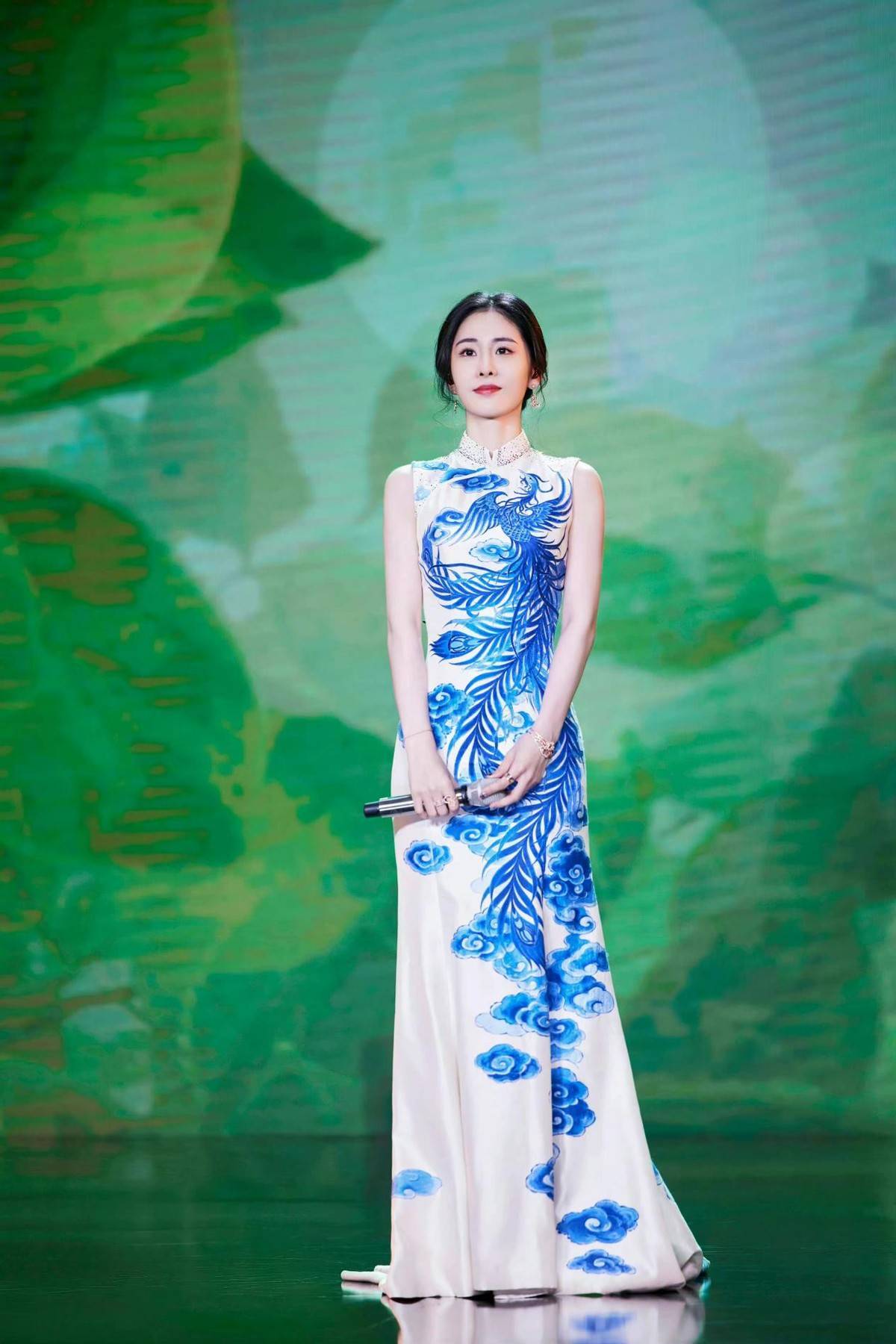 张碧晨穿旗袍登台献唱,一身玉白色旗袍典雅大气,身段纤瘦真好看_效果