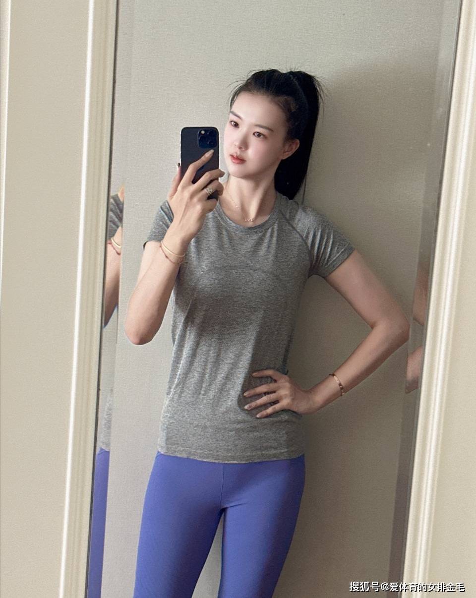 只见宝宝身穿一条紧身裤,尽显健美曼妙身材,看得出这段时间她应该有
