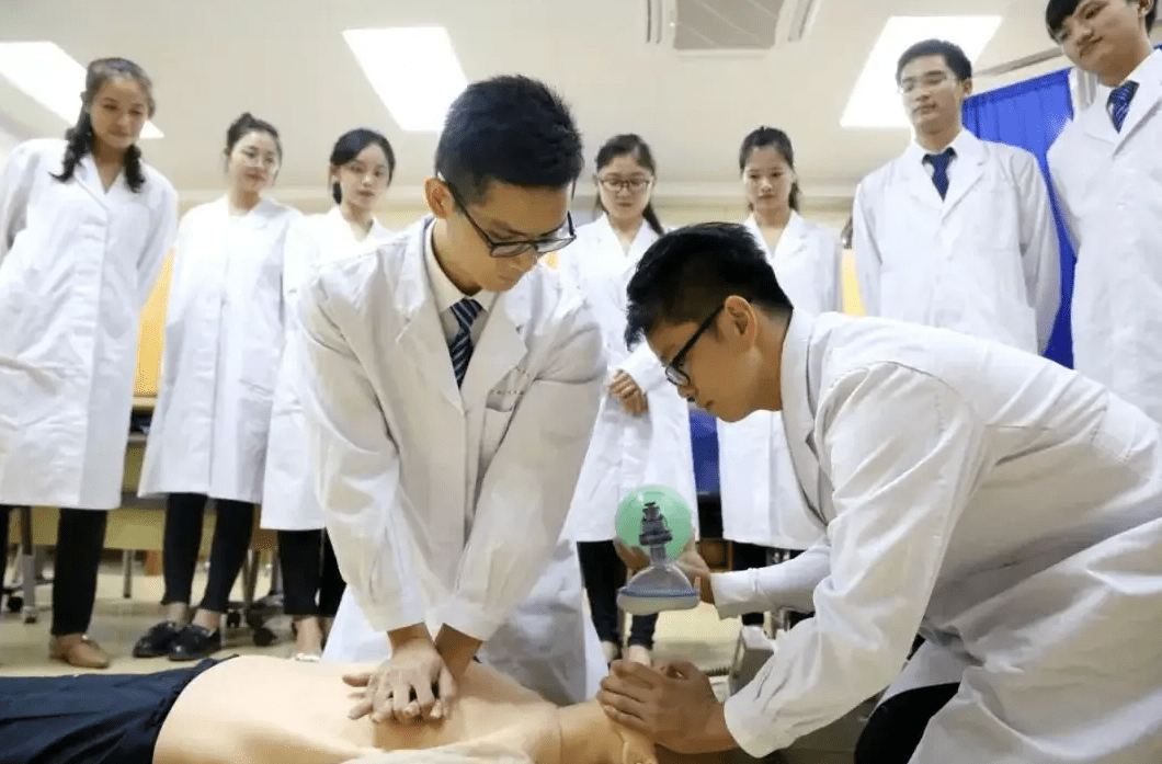 医学生偷拍大体老师隐私发群里,肆意讨论侮辱性极强_遗体_患者_社会