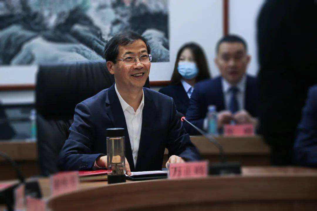 濮阳市参会的有:市委副书记,市政府市长万正峰,市委常委,宣传部部长