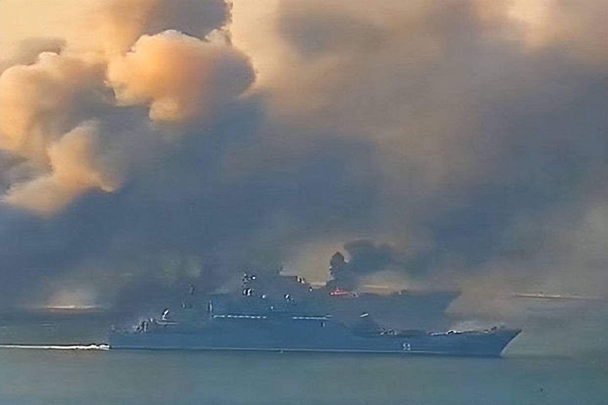 俄军舰再遭袭击，乌克兰200多艘船只被封锁，英国也遭到报复