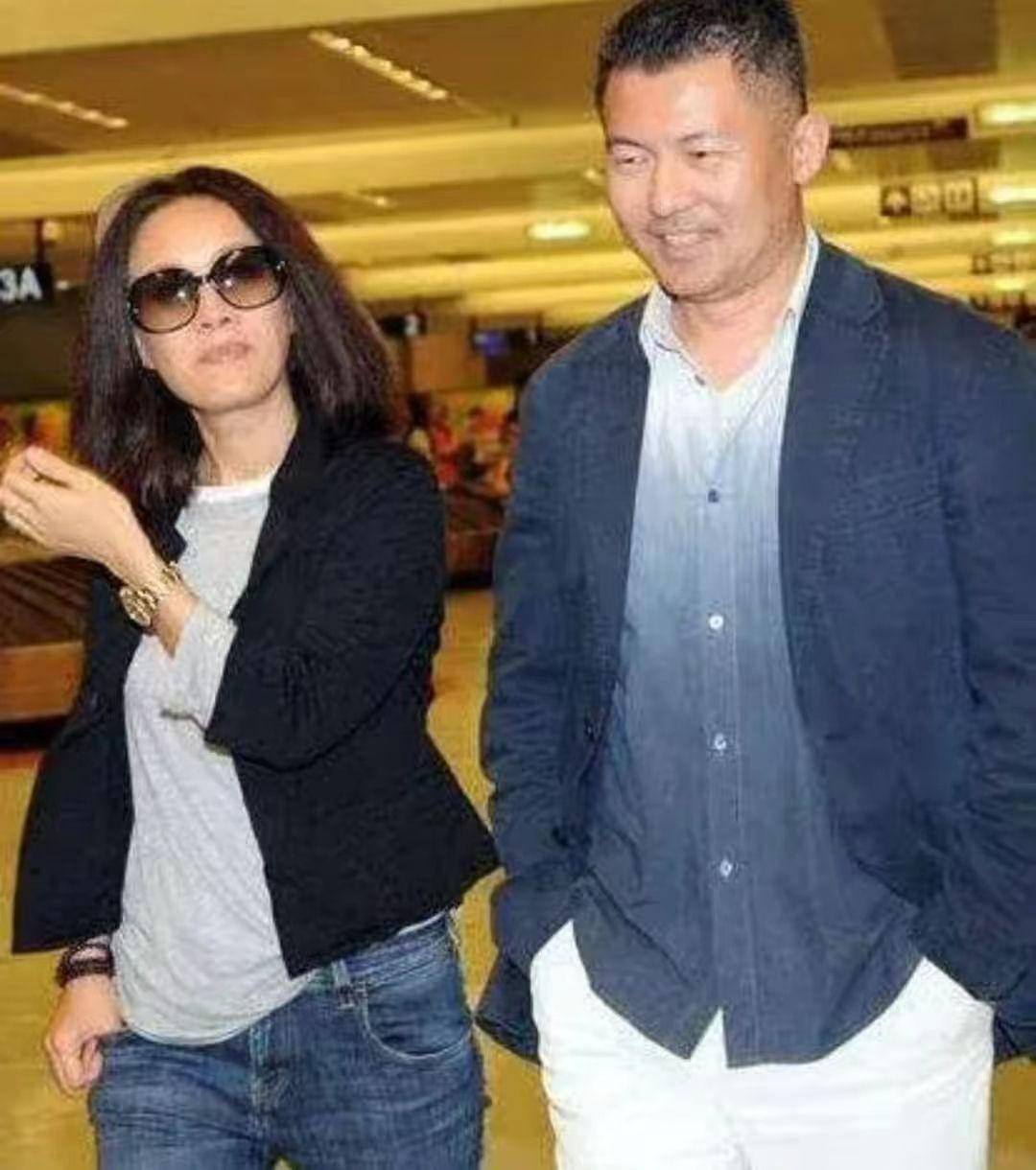 那英在老公面前太温柔!知性打扮捂嘴娇笑,老公一脸大佬样好霸道