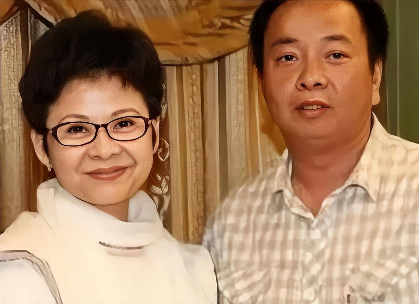 歌唱家董文华:23岁爆火,38岁事业跌落谷底,幸好嫁了个好丈夫_张楠