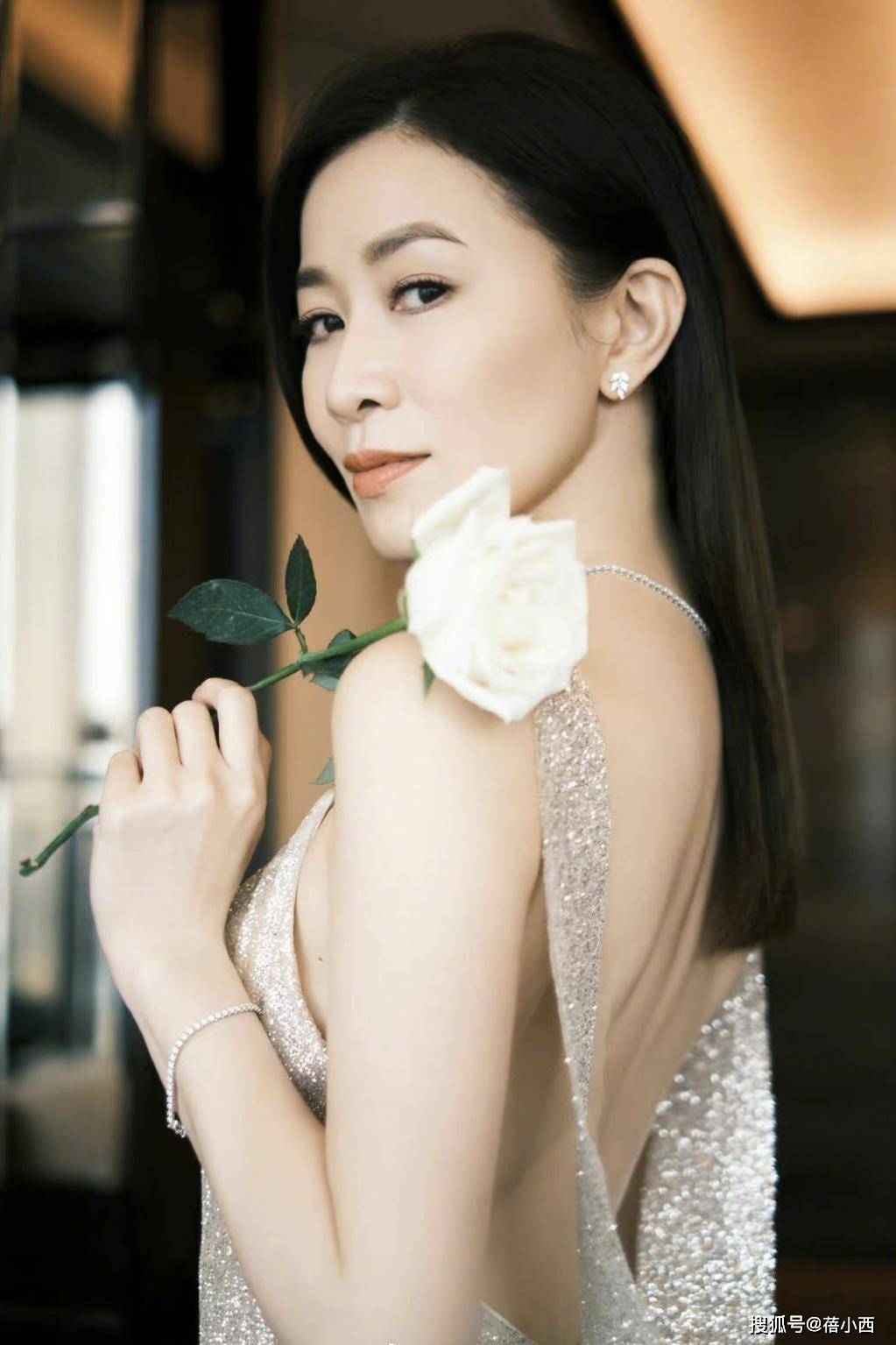 佘诗曼真有47岁了吗,穿银白色露背裙,魔鬼身材根本不像奔五的人