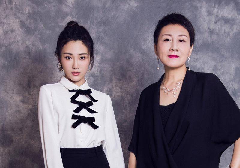 拍摄巴望而爆红的张凯丽，人到中年气量优，不断是妈妈专业户