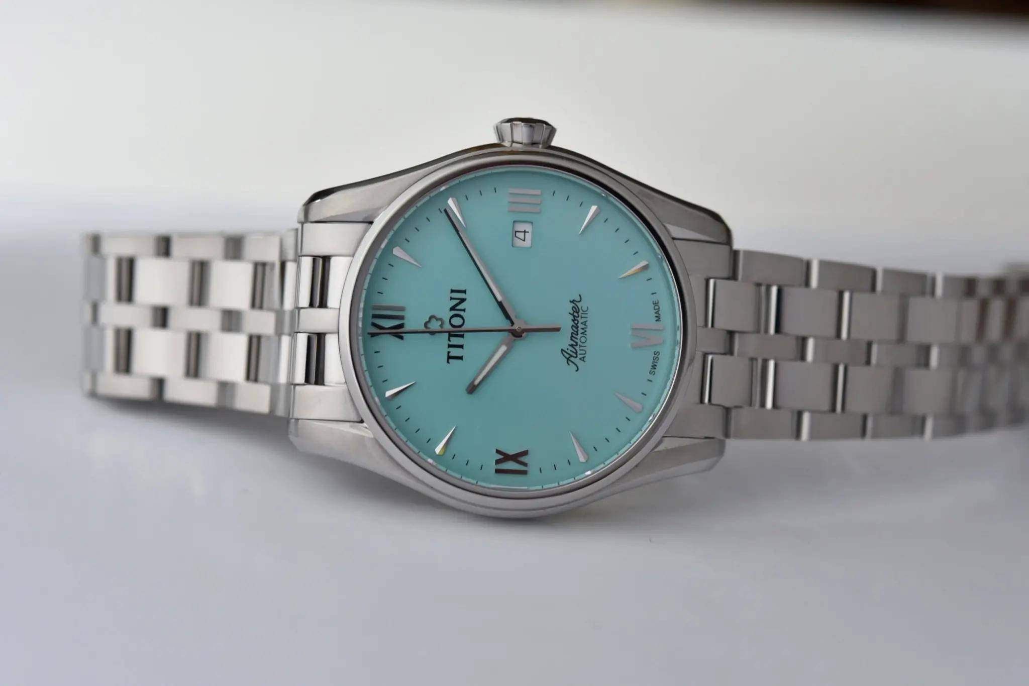 经典梅花腕表推出，新款空霸蓝色表盘手表