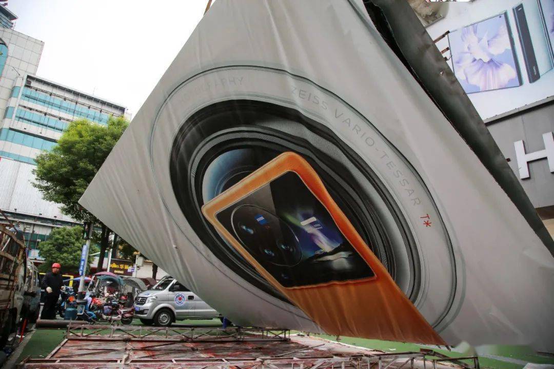 据了解,此次清理的楼顶及跨街龙门架大型户外广告牌,大多为设置到期和