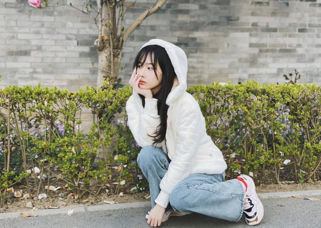 她是黄子韬公司的艺人,穿毛绒外套配牛仔裤,玉兰树下甜美俏皮_曹曦