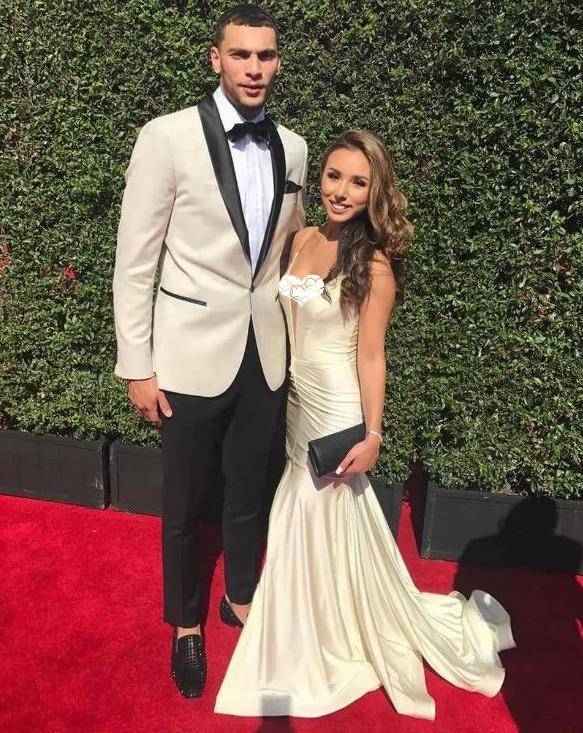 28岁扣篮王,带队吊打篮网队,年薪1950万,老婆的气质不输肯豆_拉文