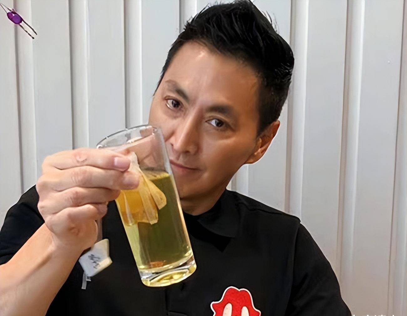 63岁"展昭"何家劲晒自拍,状态大好显年轻,吃路边摊十分接地气_生活