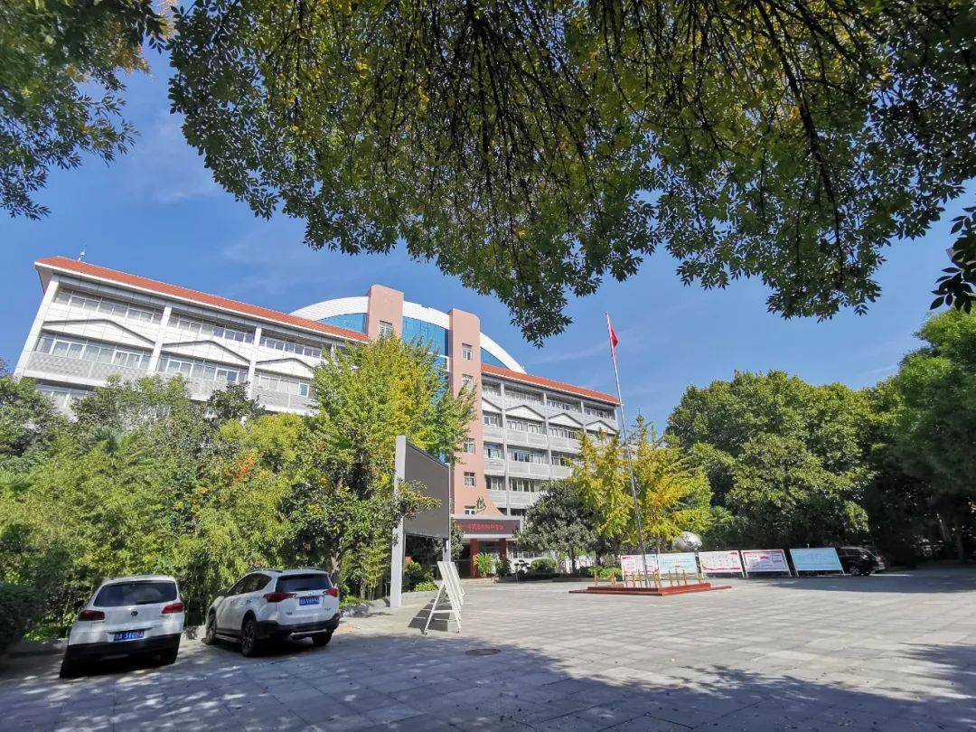 回高秋色回高冬景这就是郑州市回民高级中学!