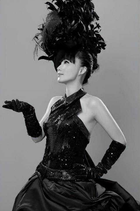 她曾是歌坛半边天,碾压梅艳芳,现与年轻人同台竞技令人唏嘘…_陈慧娴