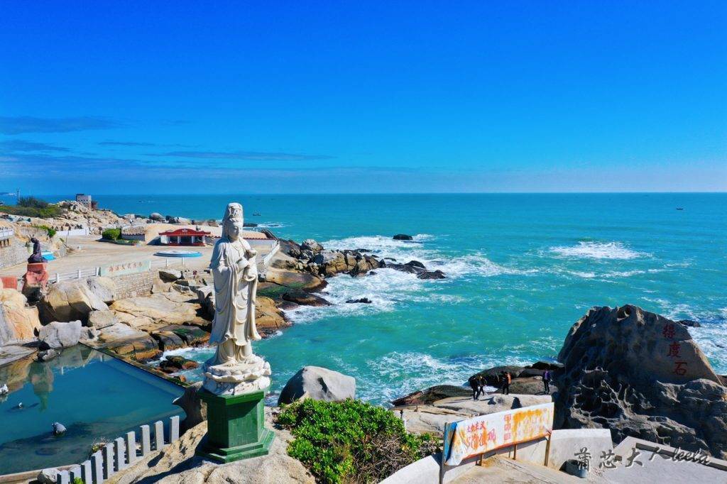 观音山的海面广阔无边,景色优美,从高空俯瞰海水宛如蓝宝石,不断拍打