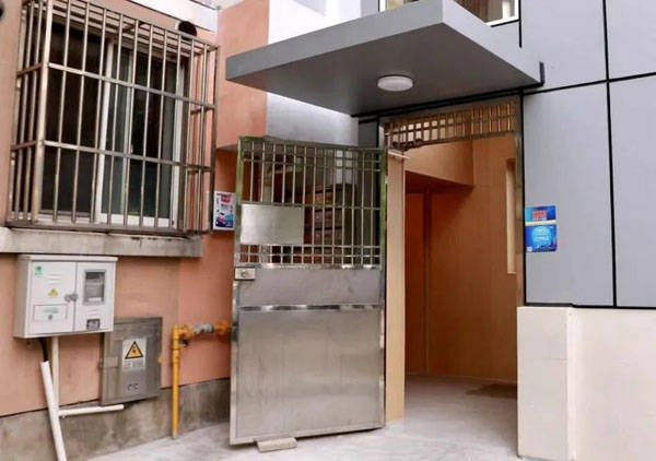 加装的电梯通过连廊与楼道相连,连廊两侧都开了窗,采光效果很不错.