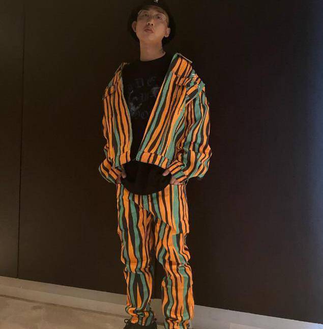 gai周延晒儿子正面照,子承父业手势初现嘻哈范,嘻哈歌手也柔情_王斯然