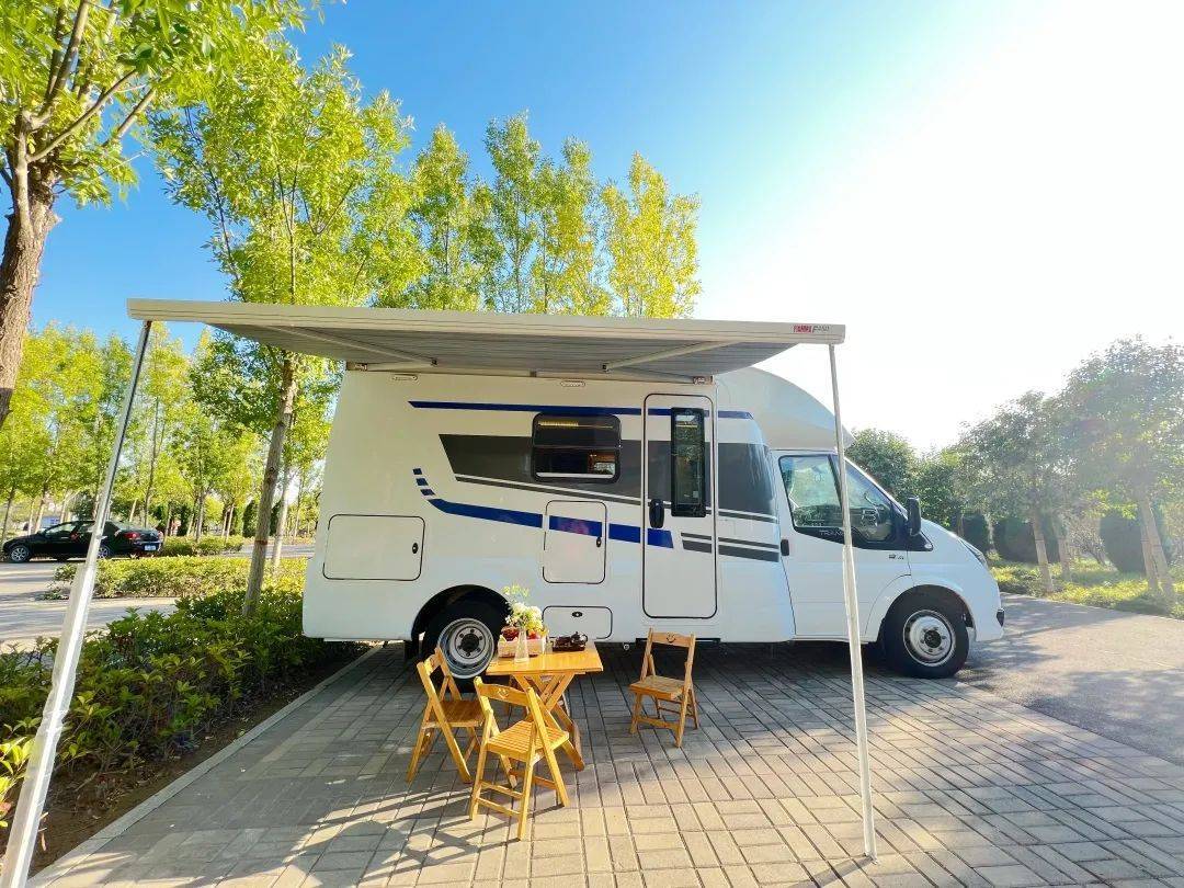 这款飞翔巡疆者房车外观以白色车身为基底,搭配蓝灰双色线条拉花,简约