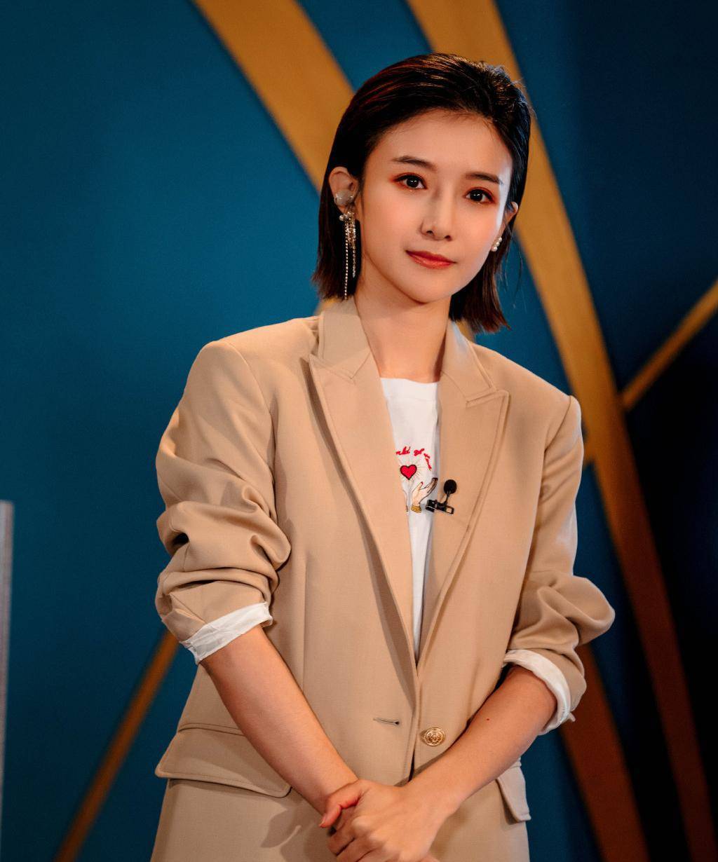 主持人大赛冠军蔡紫出圈,综艺时尚活动全面开花,是金子终会发光_舞台