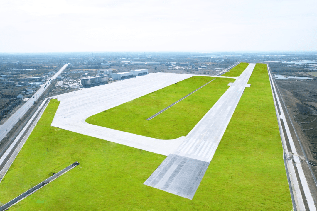 跑道目前,肥东白龙机场已通过竣工验收,系安徽规模最大,保障设置最