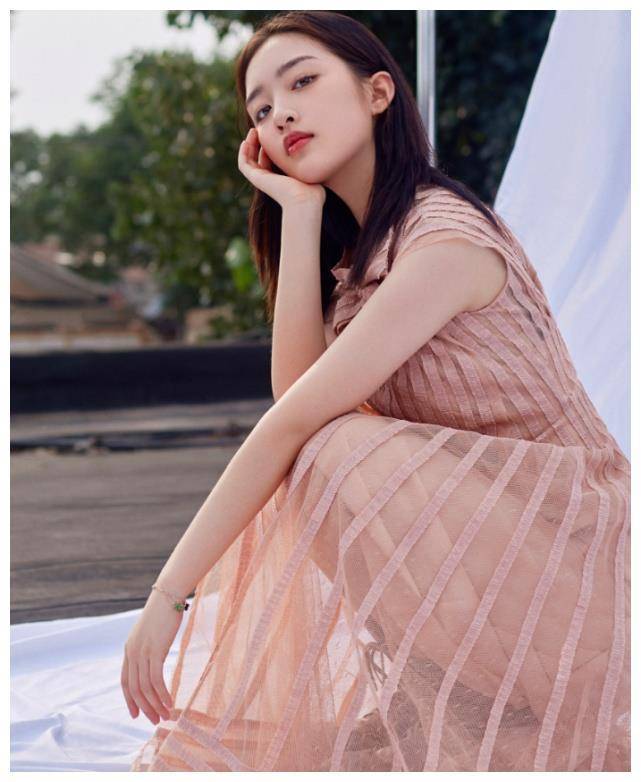她是tfboys的同门师妹,邓恩熙,王俊凯等三人是同一家公司,比他们晚