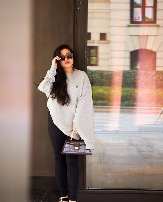 时髦跟长相,身材无关,这位70kg的大码博主,穿得自信又好看_黑色_风格