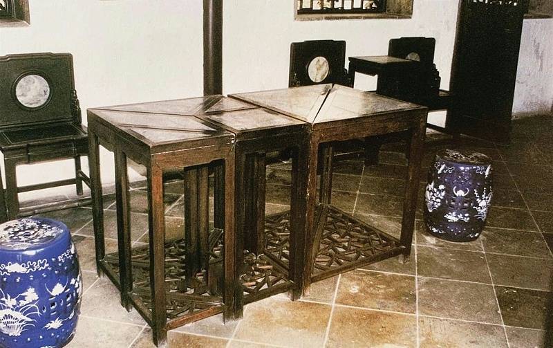 式家具较为讲究的工艺特征和装饰特色,加上桌子下部踏脚采用冰绽纹