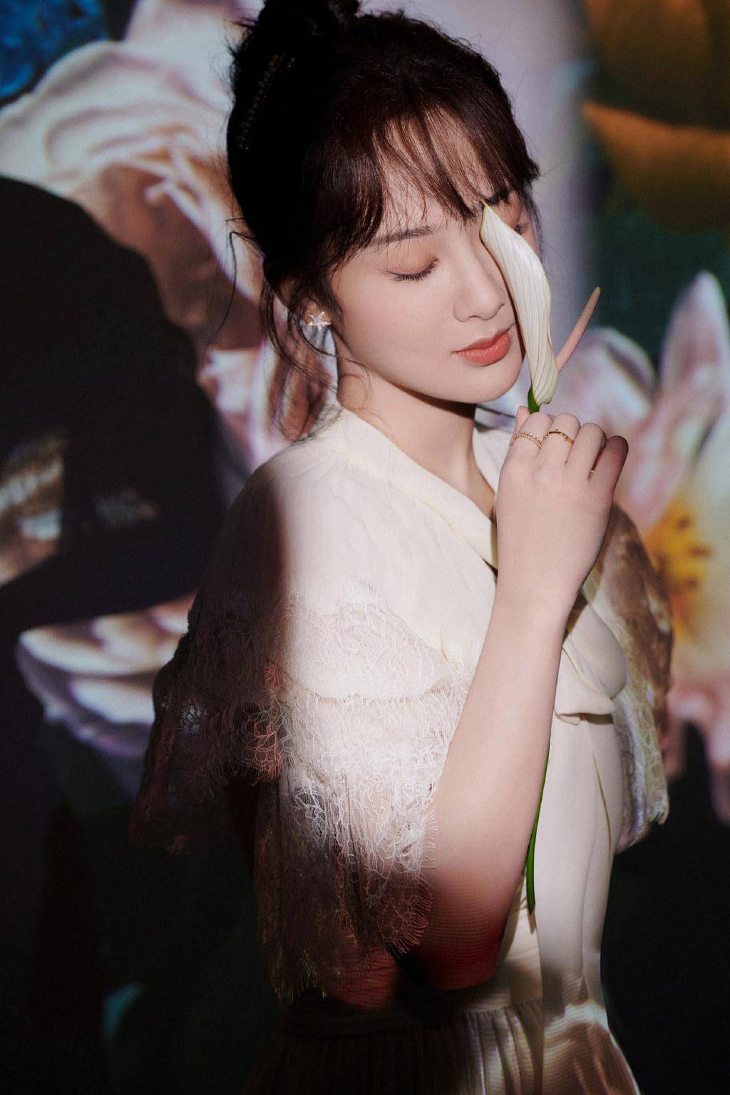 杨紫真是越长越美了,穿时尚拼接百褶裙,配空气刘海精致又甜美_造型