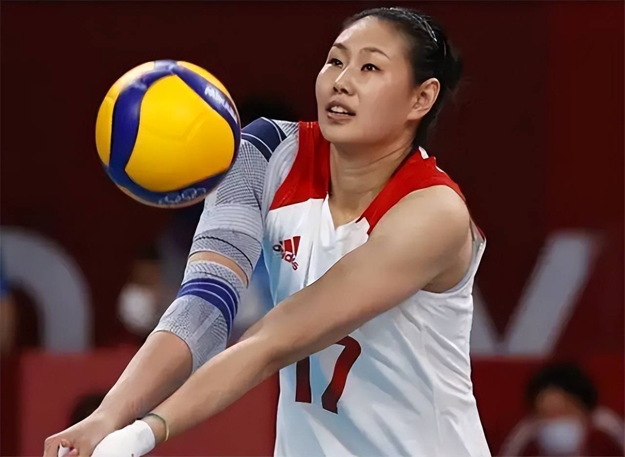 34岁女排颜妮退役,第一件事被推进手术室,肩钉了8根钢钉_排球_沙排