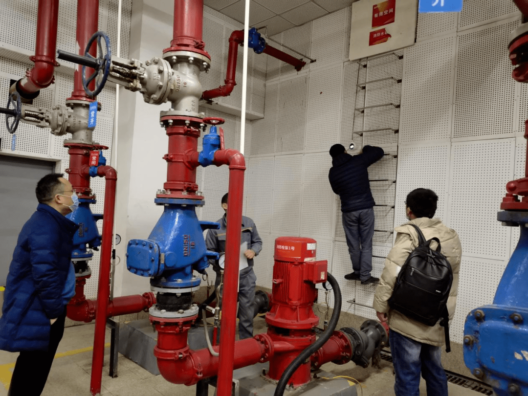 图为测试消防水池水位传感设备图为测试楼顶高位水箱水位传感设备图为