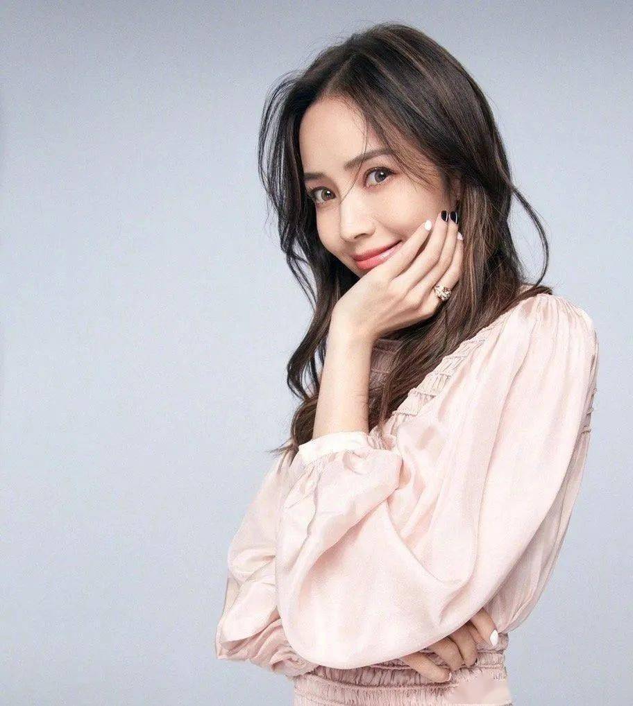 天王潘玮柏也曾坦言侯佩岑是他的理想型.