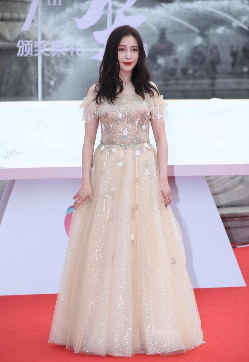 甘婷婷亮相第七届文荣奖红毯,一袭仙气亮片裙,时尚又时尚好迷人_礼服