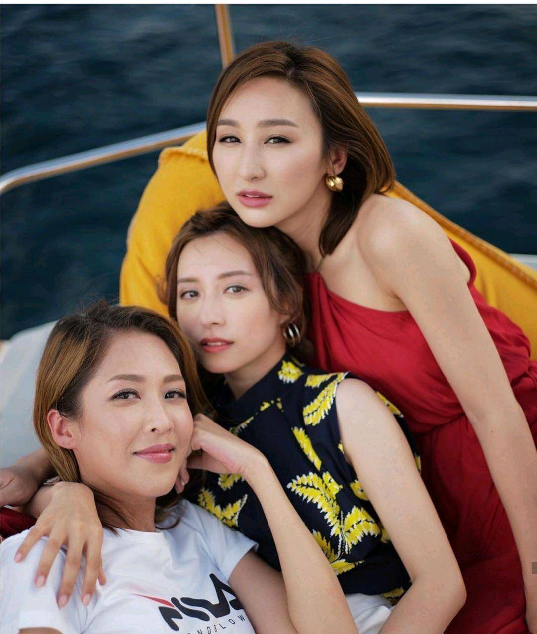 的外婆带大,整个童年都是那边度过,读书时还拿过南京的市级三好学生