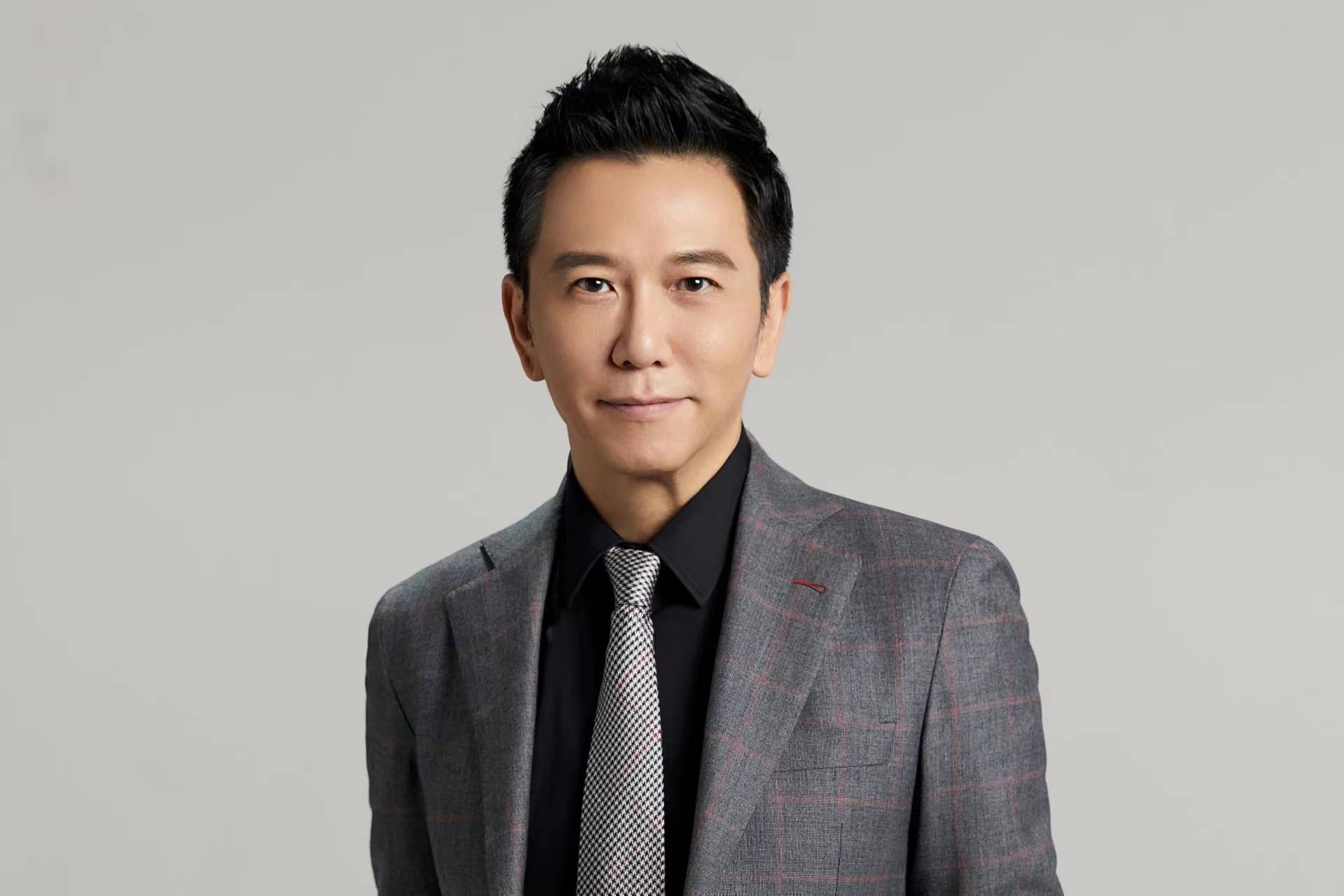 温兆伦晒妻子照片秀恩爱,却被评价长相一般,本人霸气回怼太解气_网友