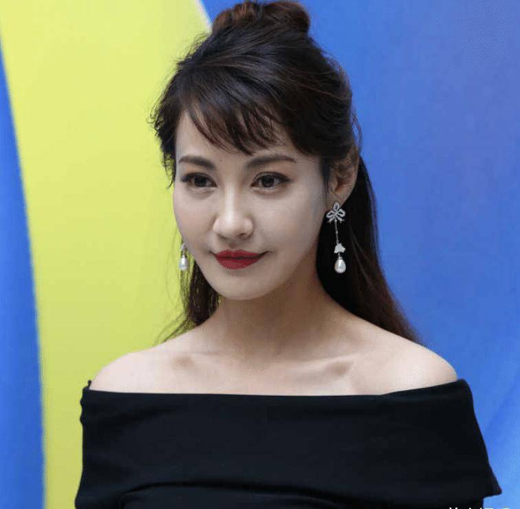 杨雪复工近照被晒出,面部苹果肌十分僵硬,网红气息十足_嘴唇_角色_一