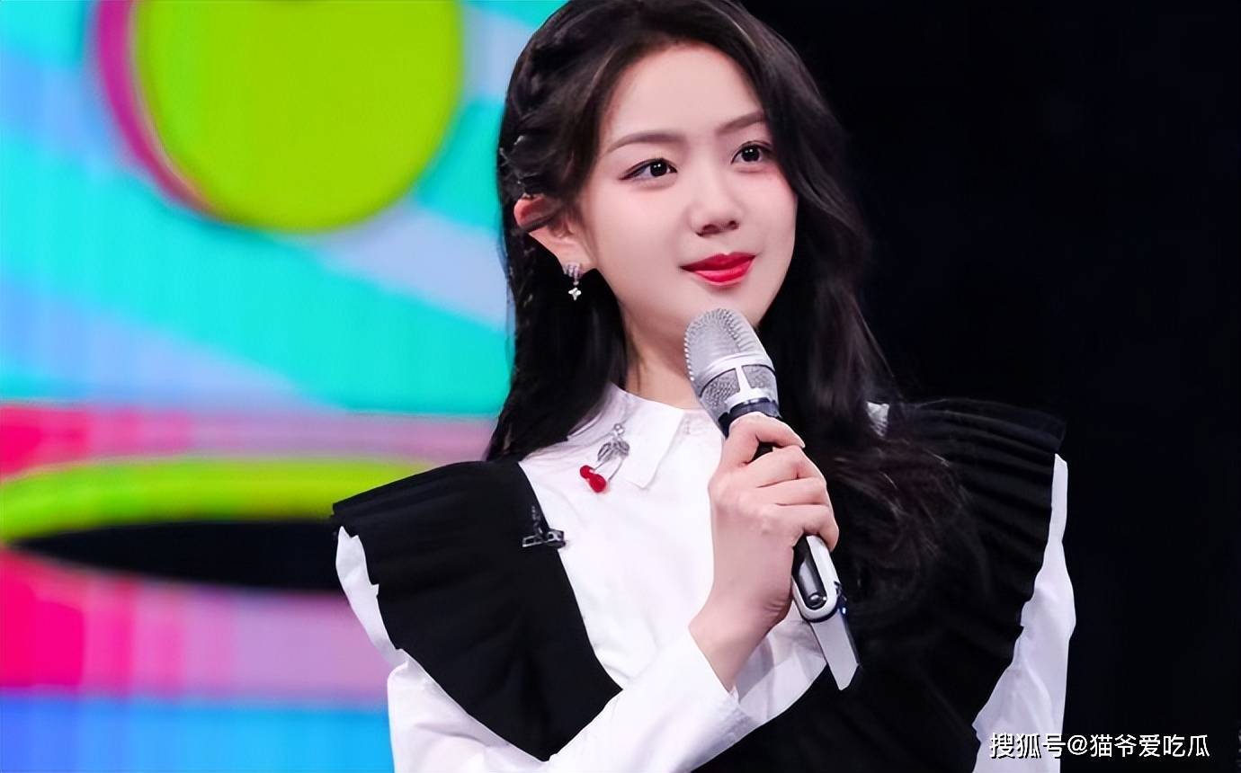 2000年出生,今年22岁,重庆妹子,身高176 cm,是中国传媒大学播音主持系