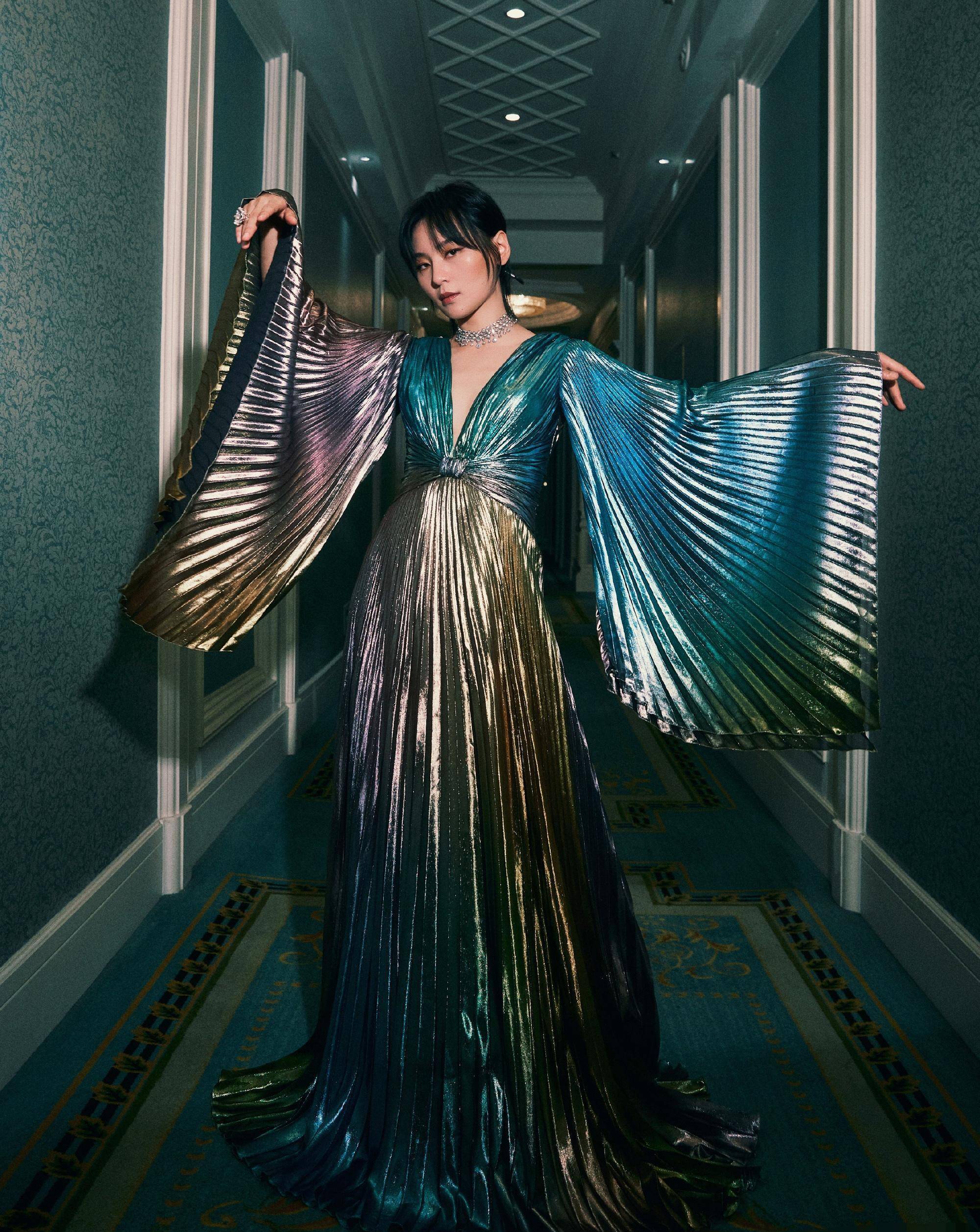 周笔畅越来越"娘",穿金色礼裙配高跟靴,时尚亮眼女人味十足_的设计