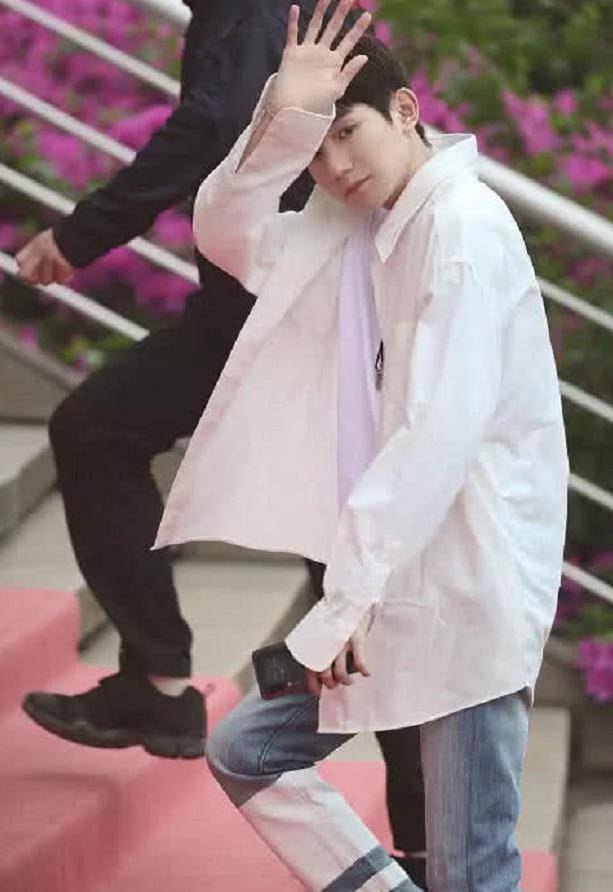 王源向粉丝打招呼,不小心露出"胳膊纹身",却获粉丝全力支持?