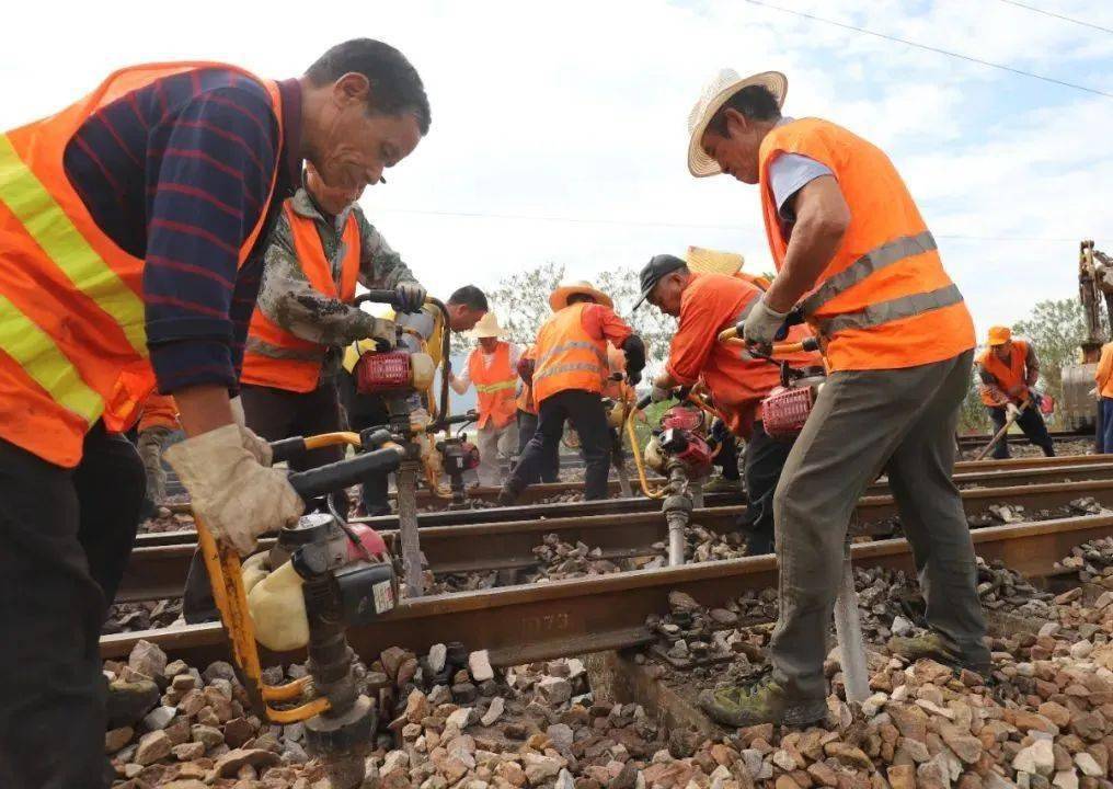 他们为鹰厦铁路"整容塑形"!_施工_鹰潭_线路